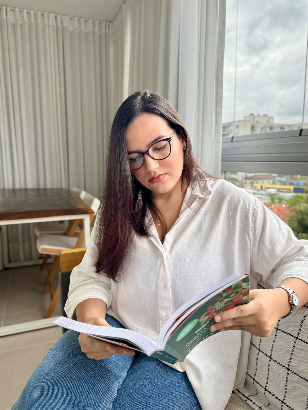 Larissa Nazário lendo